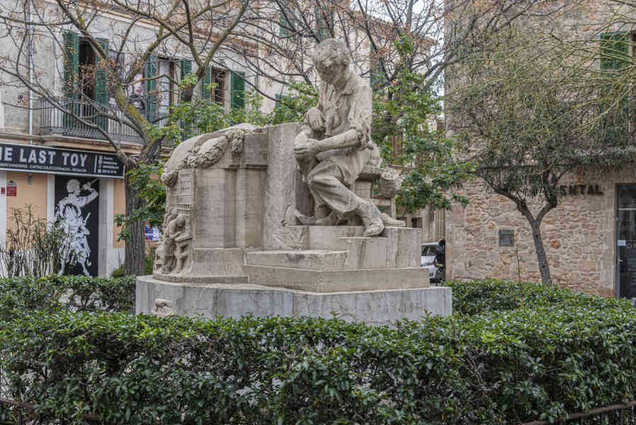 Mallorca - Llucmajor 14 - monumento Als Sabaters.jpg